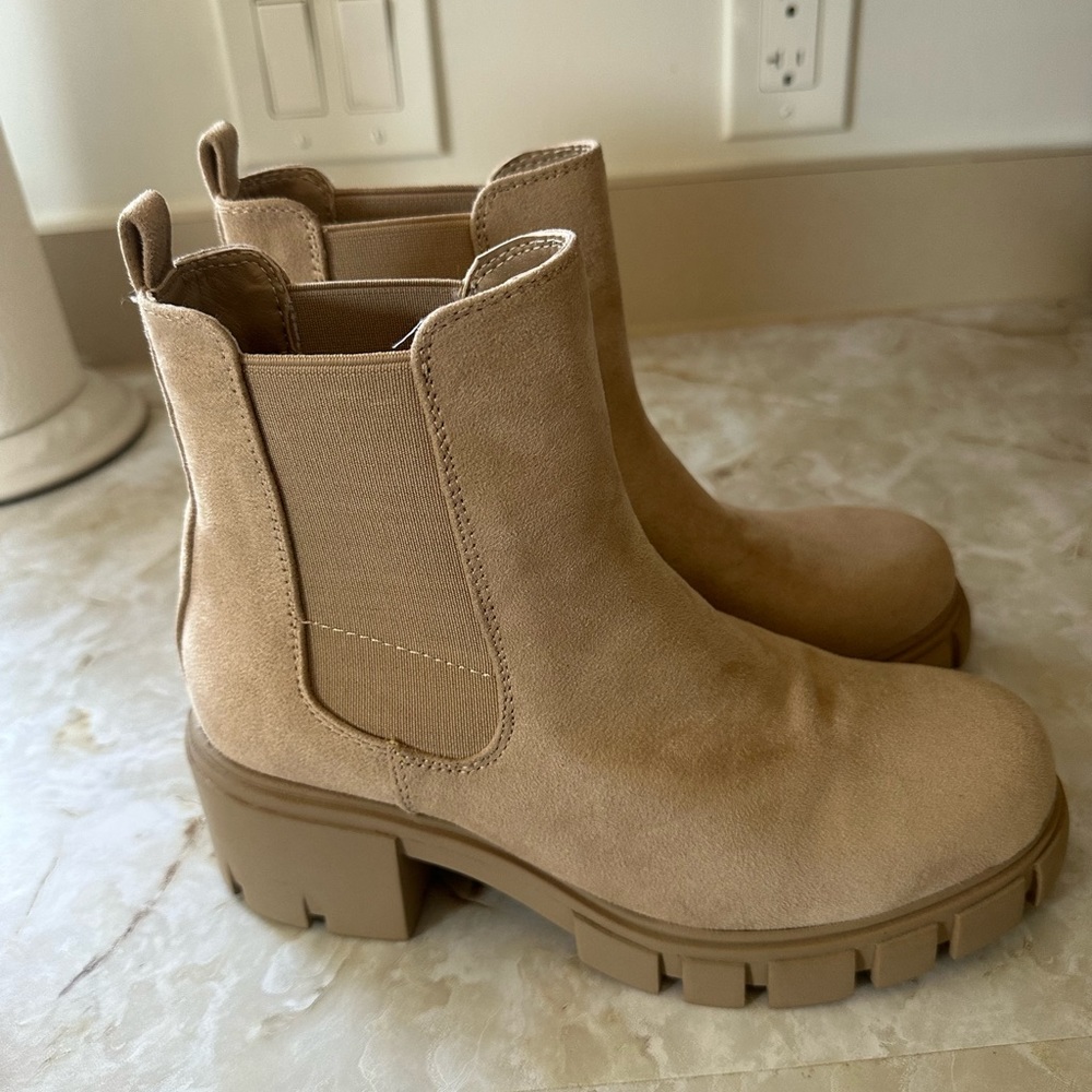 BRAND NEW Madden Girl Tessa Chelsea Boot in Taupe